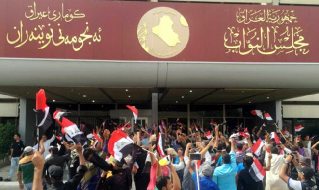 هواداران مقتدي صدر وارد ساختمان مجلس عراق شدند؛ اعلام وضعيت فوق العاده در بغداد